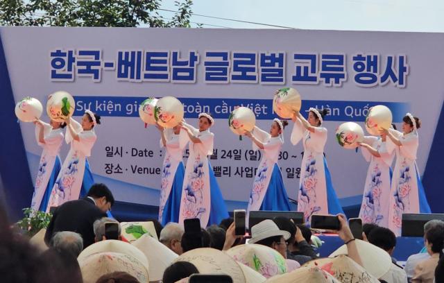 Tiết mục múa nón trong khuôn khổ sự kiện Giao lưu toàn cầu Việt Nam-Hàn Quốc được tổ chức tại huyện Bonghwa tỉnh Gyeongbuk ngày 2482025 ẢnhHoàng Phương Ly