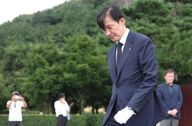 조국 조국혁신당 혁신정책연구원장이 25일 경남 김해시 진영읍 봉하마을 고故 노무현 전 대통령 묘역 참배 후 이동하고 있다 사진연합뉴스