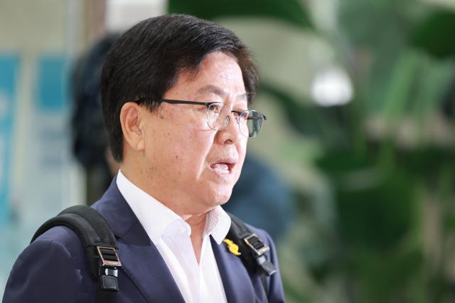 최교진 사회부총리 겸 교육부 장관 후보자가 지난 14일 인사청문회 준비 사무실이 마련된 서울 영등포구 여의도 한국교육시설안전원으로 출근하며 취재진 질문에 답하고 있다 사진연합뉴스