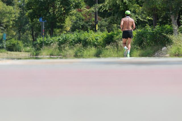 폭염 속 한 시민이 상의를 벗고 달리고 있다 사진연합뉴스