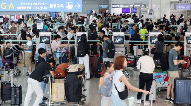 지난 8일 인천국제공항 제1터미널이 해외여행을 떠나는 여행객들로 북적이고 있다 사진공항사진기자단