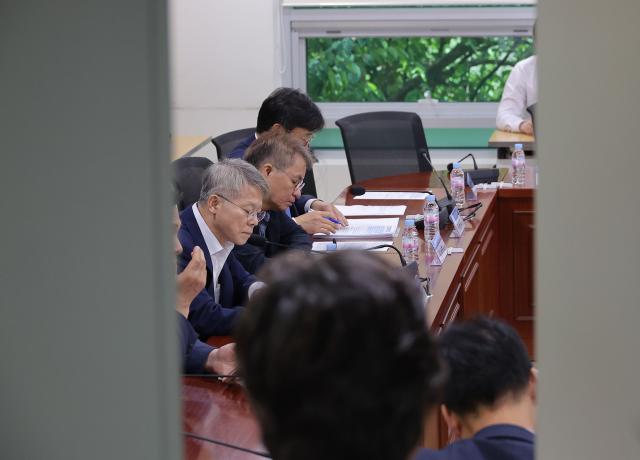 국민주권 검찰 정상화 특별위원회 위원장인 민형배 더불어민주당 의원이 20일 서울 여의도 국회 의원회관에서 열린 검찰개혁 관련 당정협의회에 참석해 있다 사진연합뉴스