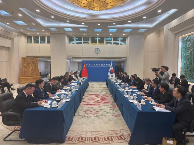 25일 박병석 전 국회의장을 단장으로 한 대통령 특사단이 중국 베이징 상무부청사에서 왕윈타오 상무부 부장 등을 만나 한중 자유무역협정FTA 2단계 협상의 조속한 타결과 희토류 등 핵심광물 공급망 활성화를 요청했다 사진베이징특파원단 공동취재단