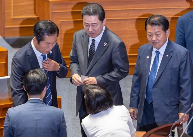 더불어민주당 정청래 대표왼쪽와 김병기 원내대표를 비롯한 당 최고위원단이 25일 국회에서 열린 본회의에서 상법 개정안에 대한 필리버스터 종결을 위한 투표를 마친 뒤 투표소에서 나오고 있다사진연합뉴스
