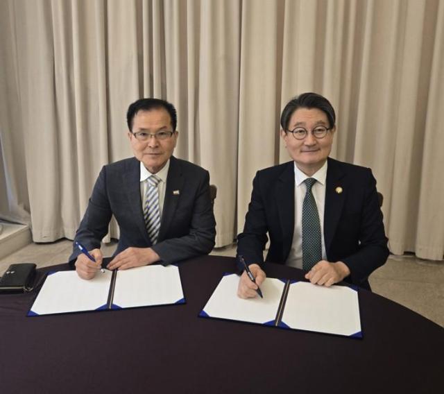 김도남 국제맨발걷기협회 회장오른쪽과 이선구 케이상사 대표가 26일 서울 강남 엘리에나호텔에서 K-웰니스 문화 확산을 위한 전략적 업무협약MOU을 체결했다 사진국제맨발걷기협회