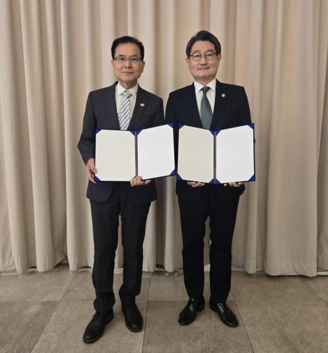 김도남 국제맨발걷기협회 회장오른쪽과 이선구 케이상사 대표가 26일 서울 강남 엘리에나호텔에서 K-웰니스 문화 확산을 위한 전략적 업무협약MOU을 체결했다 사진국제맨발걷기협회