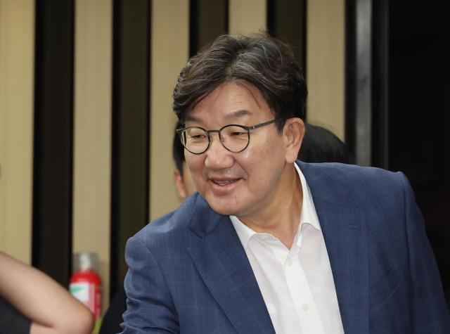 국민의힘 권성동 의원이 지난 21일 서울 여의도 국회에서 열린 의원총회에 참석하고 있다 사진연합뉴스