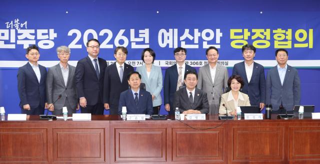 김병기 더불어민주당 원내대표와 한정애 정책위의장 구윤철 경제부총리 겸 기획재정부 장관과 임기근 기획재정부 2차관 등 참석자들이 26일 서울 여의도 국회 의원회관에서 열린 2026년 예산안 당정협의회에서 기념촬영 하고 있다 사진연합뉴스