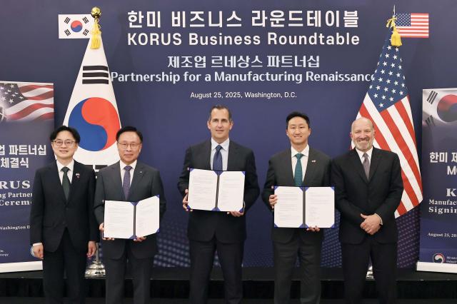 HD현대가 25일현지시각 미국 워싱턴 DC에 위치한 윌라드 인터콘티넨탈 호텔에서 한미 조선산업 공동 투자 프로그램 조성을 위한 양해각서MOU를 체결했다jpg