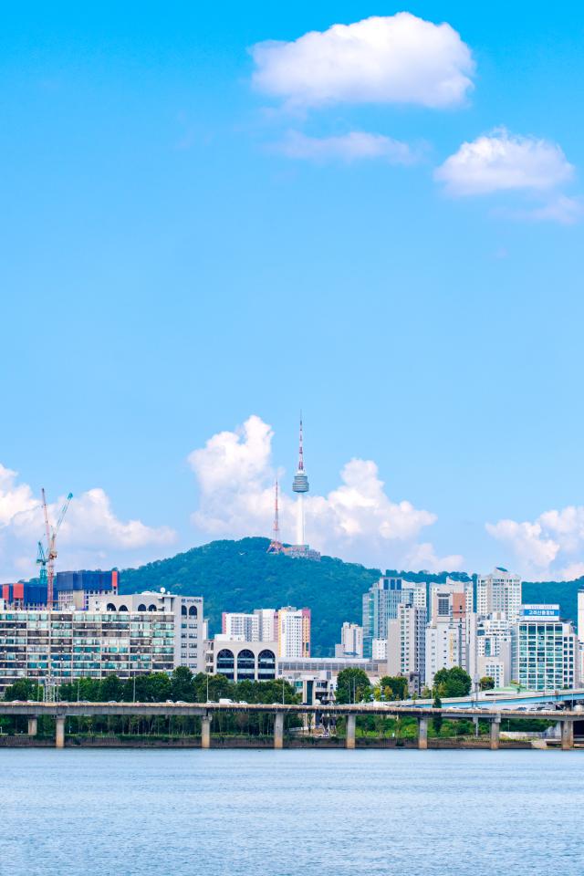 한강버스 야외 갑판에서는 도심 속 공사 소음도 자동차 경적도 들리지 않는다 도심의 분주한 일상에서 잠시 해방될 수 있는 특별한 순간이 찾아온다 사진서울관광재단