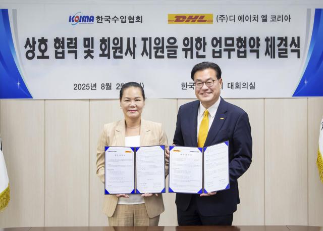 한지헌 DHL코리아 대표오른쪽와 윤영미 한국수입협회 회장왼쪽이 협약서를 들고 기념사진을 촬영하고 있다 사진DHL코리아