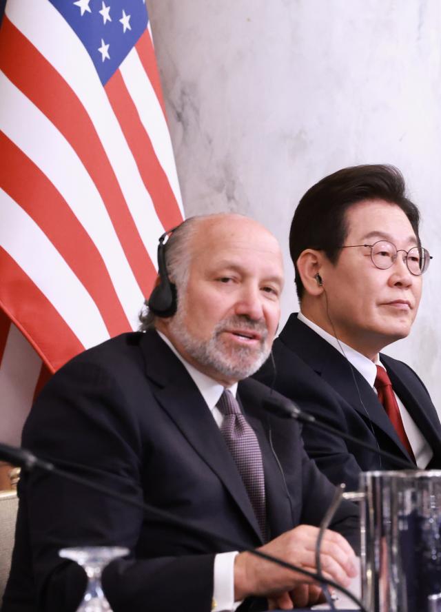 하워드 러트닉 미 상무장관이  25일현지시간 미국 워싱턴DC 윌라드 호텔에서 열린 한미 비즈니스 라운드 테이블에서 발언 하는 것을 이재명 대통령이 듣고 있다 사진연합뉴스