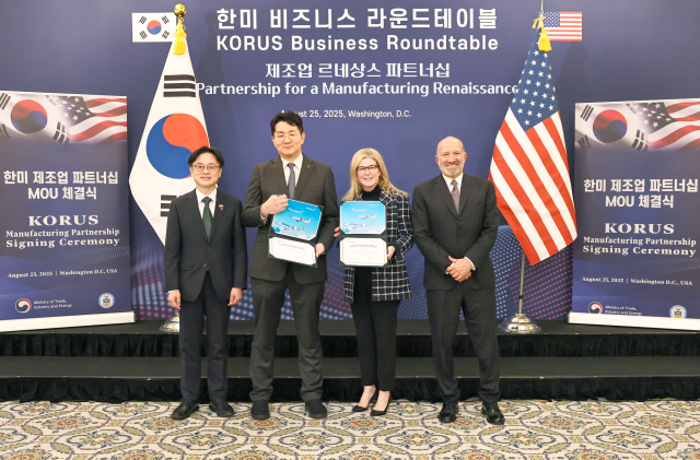 왼쪽부터 김정관 산업통상자원부장관 조원태 한진그룹 회장 스테파니 포프 보잉 상용기 부문 사장 겸 최고 경영자 하워드 러트닉 미국 상무부 장관이 기념 촬영을 하는 모습 사진대한항공