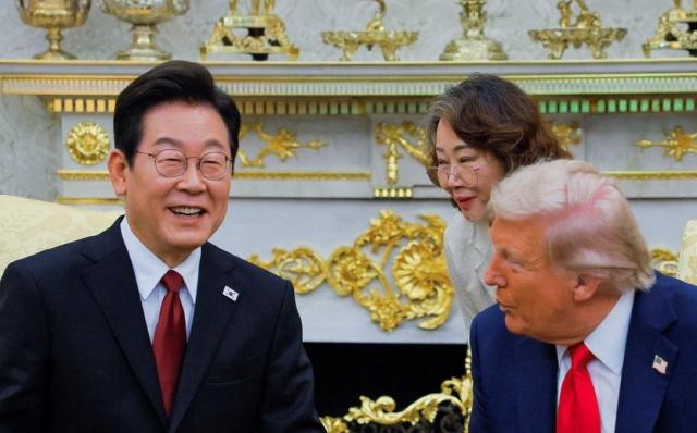 26일한국시간 미국 워싱턴DC 백악관에서 열린 이재명 대통령과 도널드 트럼프 미국 대통령의 회담에서 이연향 미국 국무부 통역국장이 트럼프 대통령을 위해 통역하고 있다 사진연합뉴스