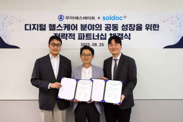 왼쪽부터 김민승 솔닥 대표 김병권 우미에스테이트 대표 이호익 솔닥 대표가 MOU 체결 후 기념사진을 찍고 있다 사진우미건설
