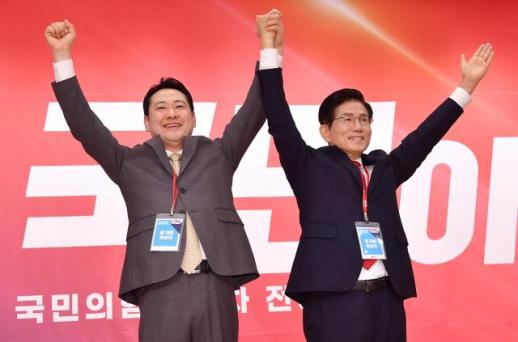[포토] 기념 촬영하는 국민의힘 장동혁·김문수 당 대표 후보