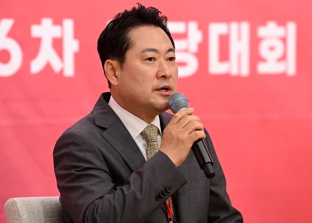국민의힘 장동혁 당 대표 후보가 26일 서울 여의도 국회도서관에서 열린 제6차 전당대회 결선에서 사회자의 질문에 답변하고 있다 사진연합뉴스