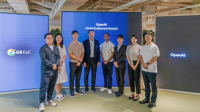 지난 21일 서울 종로구 GS건설 본사에서 허윤홍 GS건설 대표왼쪽 4번째 및 관계자와 OpenAI 담당자들이 기념사진을 촬영하고 있다 사진GS건설