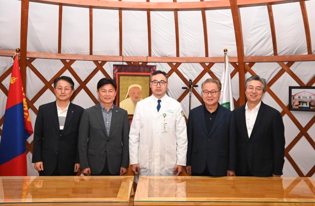 조용익 부천시장왼쪽에서 두번째이 22일 ‘몽골 국립외상정형센터’를 방문해 주요 병원시설을 살펴보고 병원장과 의료 교류 방안에 대해 논의했다 사진부천시