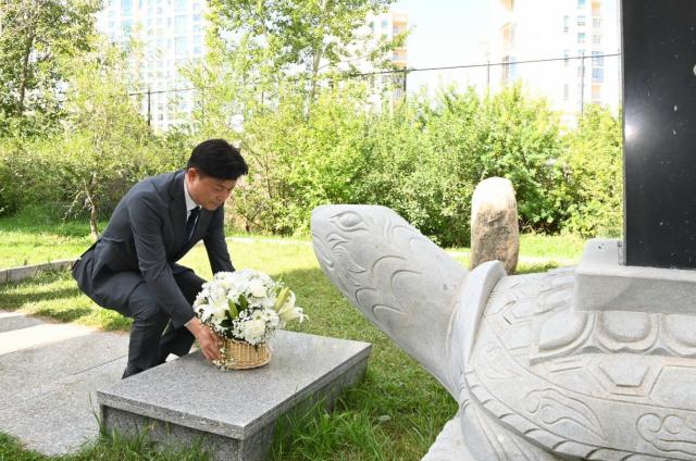 조용익 부천시장이 23일 울란바토르시의 독립운동가 ‘이태준 선생 추모공원’을 찾아 헌화하고 선생의 뜻을 기렸다 사진부천시