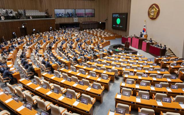 지난 21일 서울 여의도 국회 본회의에서 방송문화진흥회법 일부개정법률안이 통과되고 있다 사진연합뉴스