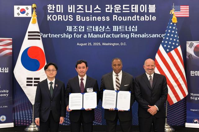 고려아연과 록히드마틴이 미국 현지시간으로 25일 게르마늄 공급·구매와 핵심광물 공급망 협력을 위한 양해각서MOU를 체결했다 왼쪽부터김정관 산업통상자원부 장관 최윤범 고려아연 회장 마이클 윌리엄슨 록히드마틴 인터내셔널 사장 하워드 러트닉 미국 상무부 장관 사진고려아연