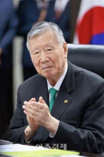 [포토] 박수치는 이중근 대한노인회 회장