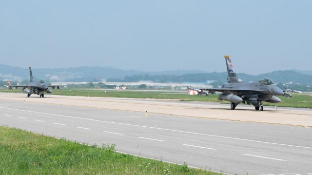 이륙에 앞서 지상활주하고 있는 美 공군 F-16 전투기. [사진=공군]
