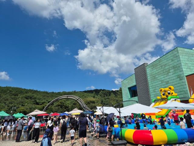고흥군은 지난 23일 고흥분청문화박물관에서 ‘8월 분청문화의 날’을 기념해 특별행사 『K-POP 페스티벌 박캉스 왔썸머』를 개최했다 사진고흥군