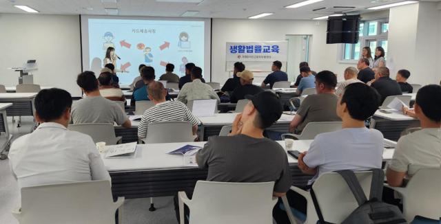 26일 거제외국인근로자지원센터에서 BNK경남은행 금융소비자보호부 소속 전문 강사가 외국인 근로자들에게 금융교육을 하고 있는 모습 사진경남은행
