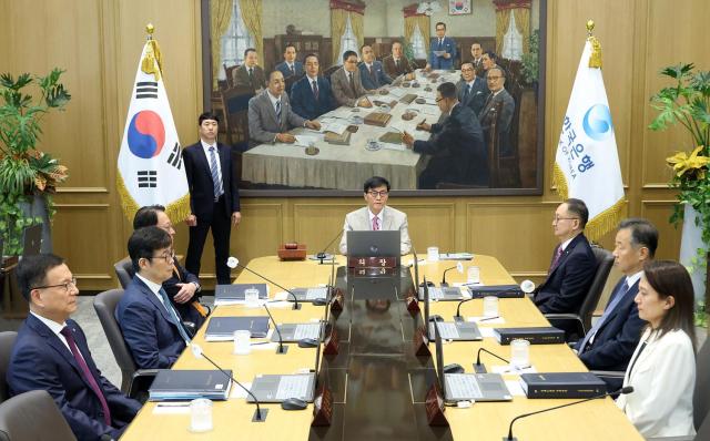 지난달 10일 오전 서울 중구 한국은행에서 열린 금융통화위원회 본회의 사진사진공동취재단