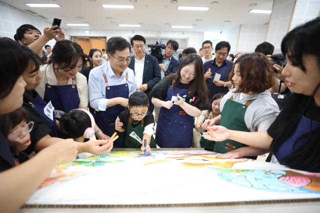 26일 오후 김동연 경기도지사가 양주시 경기북부누림센터에 방문하여 아이들과 미술체험을 하고 있다 사진경기도