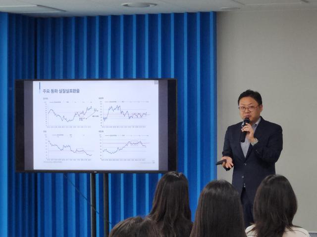 26일 한국거래소 서울사무소에서 최광혁 LS증권 리서치센터장이 하반기 달러 전망에 대해 발표하고 있다 사진류소현 기자