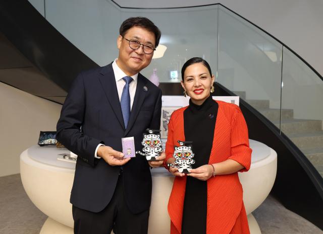 최휘영 문화체육관광부 장관이 26일 경북 경주 우양미술관에서 열린 ‘2025 APEC 문화산업고위급대화 환영만찬’에 앞서 뮷즈MUDS 상품 전시를 관람하고 카롤리나 파스 리베르타드 아레돈도 칠레 문화예술유산부 장관과 함께 까치호랑이 배지를 들고 기념촬영을 하고 있다 사진문체부