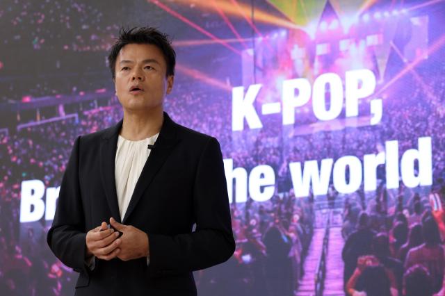  박진영 JYP엔터테인먼트 창의성총괄책임자CCO가 26일 경북 경주 우양미술관에서 열린 ‘2025 APEC 문화산업고위급대화 환영만찬 리셉션’에서 세계를 잇는 K-POP을 주제로 발표를 하고 있다 사진문체부