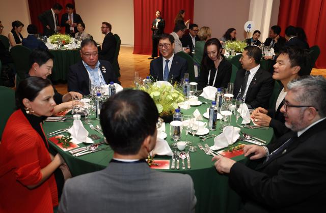 최휘영 문화체육관광부 장관이 26일 경북 경주 우양미술관에서 열린 ‘2025 APEC 문화산업고위급대화 환영만찬’에서 참석자들과 이야기를 나누고 있다 사진문체부