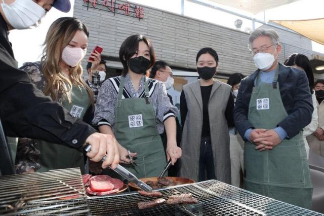 더불어민주당 이재명 대선 후보가 2021년 11월 6일 서울 동대문구 사회주택 장안생활을 찾아 청년들의 주거 고통을 얘기했다 사진연합뉴스