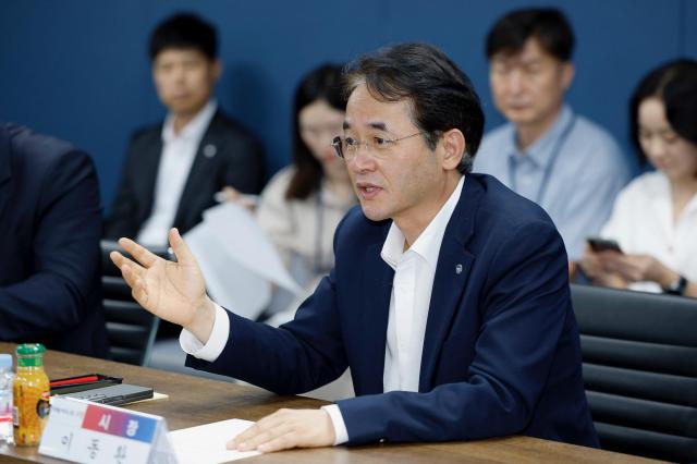 이동환 고양시장은 지난 26일 일산서구 대화동에 본사를 둔 코스닥 상장 기업 ‘뉴엔AI’를 방문해 인사말을 하고 있다 사진고양시