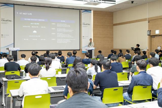 KT가 부산광역시 부산정보산업진흥원과 함께 26일 부산 해운대구 벡스코 제2전시장에서 클라우드 전문 세미나 부산 클라우드데이 2025를 성황리에 개최했다고 27일 밝혔다 사진KT