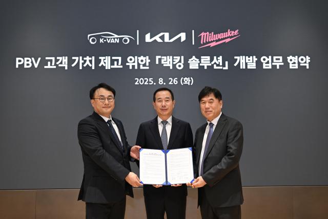 왼쪽부터 정의근 케이밴 대표이사 정원정 기아 국내사업본부장 부사장 박용범 밀워키 코리아 대표이사 사진기아