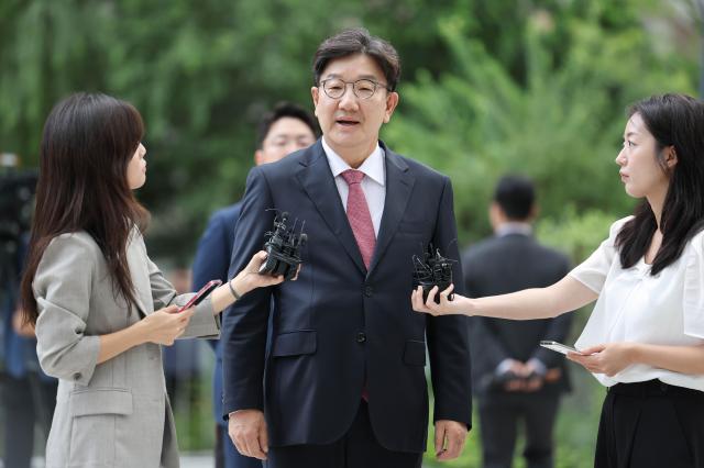 통일교 청탁 의혹을 받는 국민의힘 권성동 의원이 27일 서울 종로구 KT광화문빌딩에 마련된 김건희 여사 관련 의혹을 수사하는 민중기 특별검사팀 사무실에 피의자 신분으로 출석 취재진 질문에 답하고 있다 사진연합뉴스