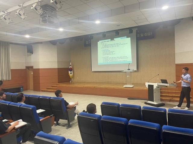 신안군은 농업 현장의 전문 인력 확보와 안정적인 농기계임대사업 운영을 위해 국가공인 농기계정비기능사 자격 취득 교육을 실시한다사진신안군