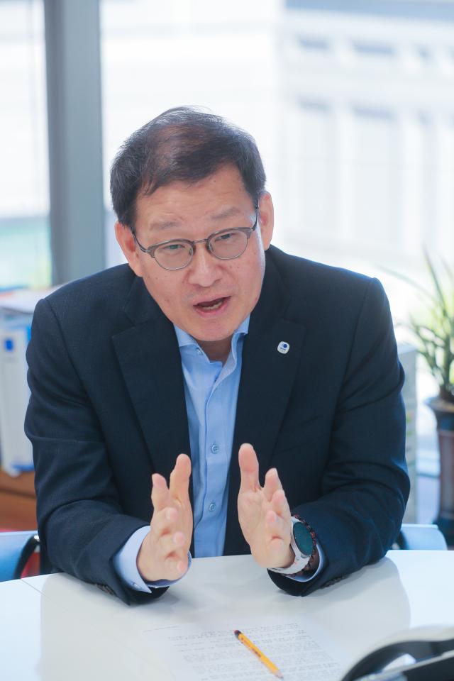 최근 서울 중구 소재 우리금융디지털타워에서 아주경제와 만난 박정훈 우리금융경영연구소장이 인터뷰 질문에 답하고 있다 사진남궁진웅 기자