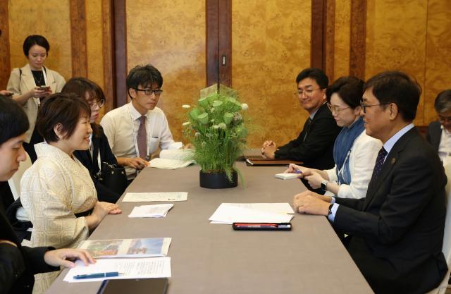 최휘영 문화체육관광부 장관이 27일 APEC 문화산업고위급대화가 열리고 있는 경북 경주 힐튼호텔에서 아베 토시코 일본 문부과학대신과 양자회담을 하고 있다 사진문체부