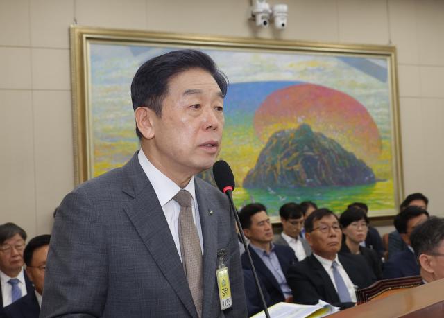 김형석 독립기념관장이 지난 21일 국회에서 열린 정무위원회 전체회의에서 의원 질의에 답변하고 있다 사진연합뉴스