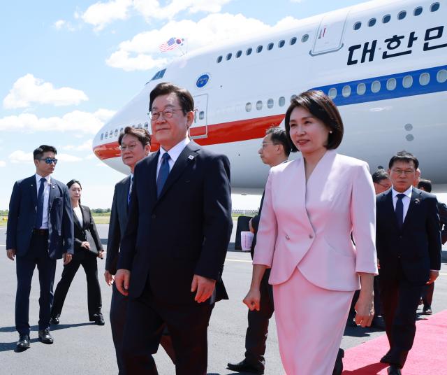이재명 대통령과 김혜경 여사가 26일현지시간 미국 펜실베이니아주 필라델피아국제공항에 도착한 뒤 공군 1호기에서 내려 공항을 빠져나가고 있다사진연합뉴스