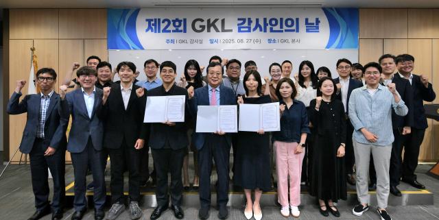 박용우 그랜드코리아레저 상임감사사진앞줄 왼쪽에서 다섯번째를 비롯한 임직원들이 27일 삼성동 본사에서 2025년 정감선언 선포식을 가지며 바른감사 실천의지를 다짐했다 사진그랜드코리아레저