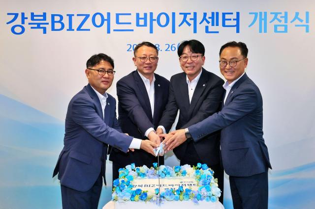 지난 26일 LG서울역빌딩에서 열린 강북BIZ어드바이저센터 개점식에 왼쪽부터 박종화 강북BIZ어드바이저센터 RM지점장 정진완 우리은행장 김동성 강북BIZ어드바이저센터장 배연수 우리은행 기업그룹장이 참석해 기념촬영을 하고 있는 모습 사진우리은행
