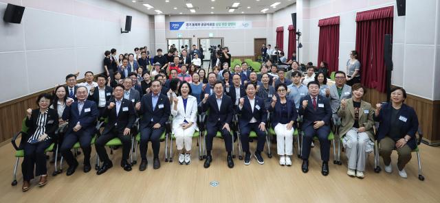 27일 남양주 호평평내행정복지센터에서 열린 동북부 공공의료원남양주 설립 현장 설명회에서 김동연 경기도지사가 참석자들과 기념촬영을 하고있다 사진경기도