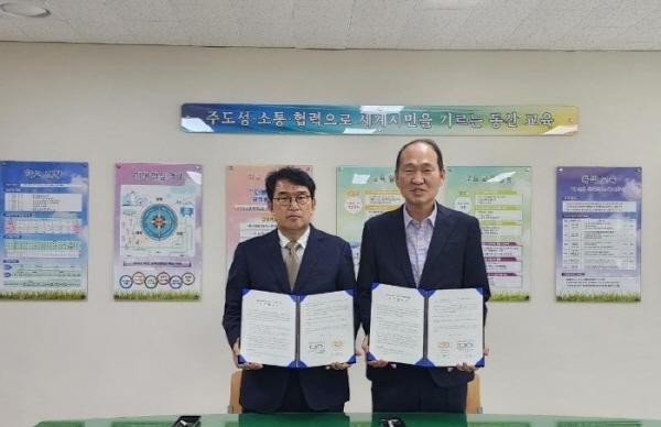 동산초등학교 구경석 교장우과 동산초등학교총동창회 강세원 회장좌이 동산초등학교 개교 100주년을 맞이하여 동산초등학교 미래 100년을 위한 업무협약 체결 후 기념촬영을 하고 있다 사진독자제공